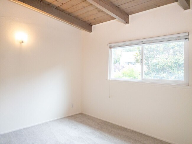 Building Photo - 2BR/1BA Shared Garage + W/D + Deck PROGRES...