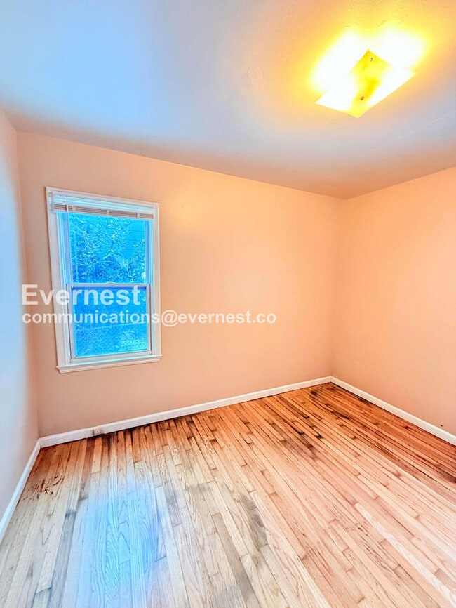 Building Photo - 8431 Rosemont Ave