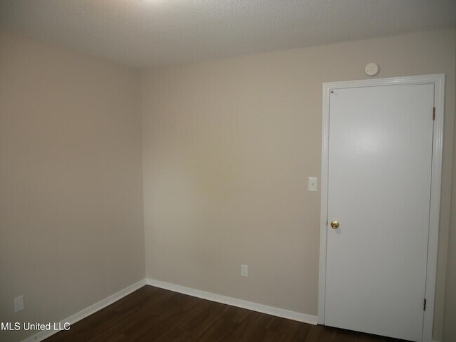 Building Photo - 6525 Lynnfield Rd