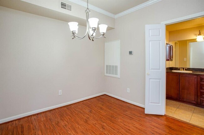 Building Photo - 2255 Braeswood Park Dr