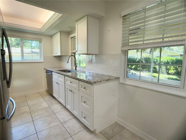Building Photo - 4001 Oakhurst Dr