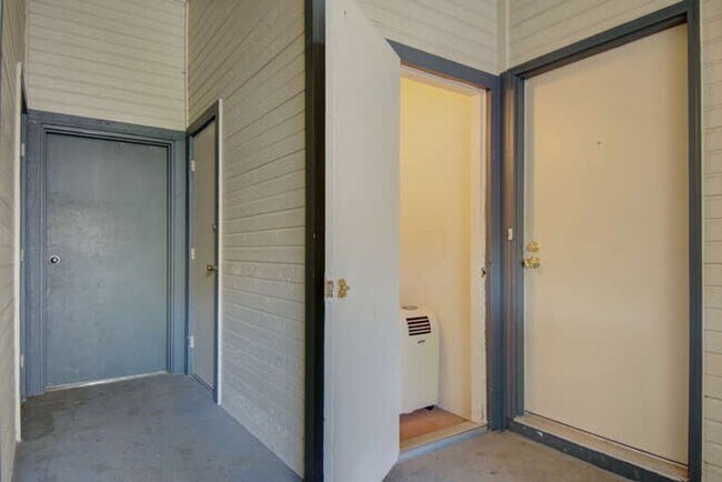 Building Photo - 1 Bedroom 1 Bathroom Beautifully Updated - New Paint & Carpet - Washer/Dryer In Unit