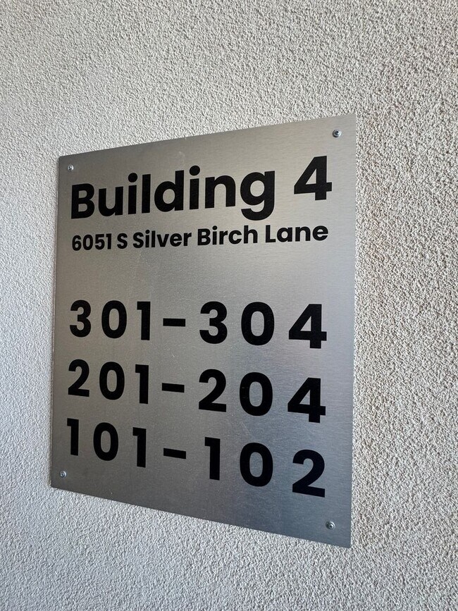 Building Photo - 3 Bed Condo In Desert Color!