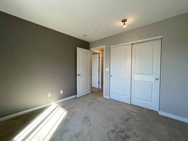 Building Photo - Modern 4-Bedroom End Unit with Community A...