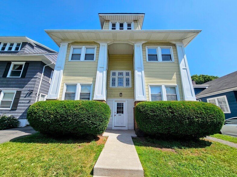 Building Photo - 656 Parsells Ave