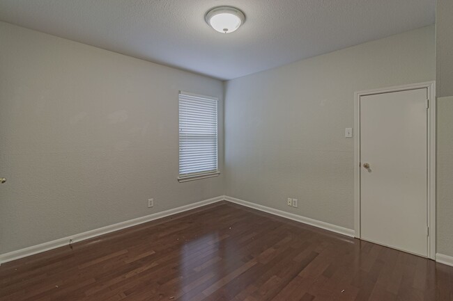 Building Photo - $300 OFF 1ST MONTH RENT IF YOU MOVE IN WIT...