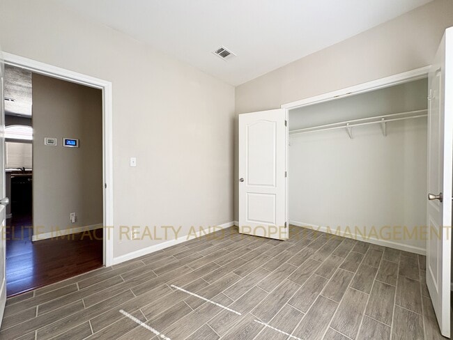 Building Photo - 4247 E White Water Dr