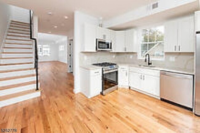 Building Photo - 125 Broughton Ave