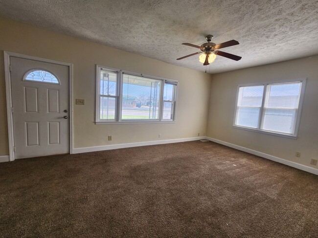 Building Photo - 2 Bedroom Home on the Southside