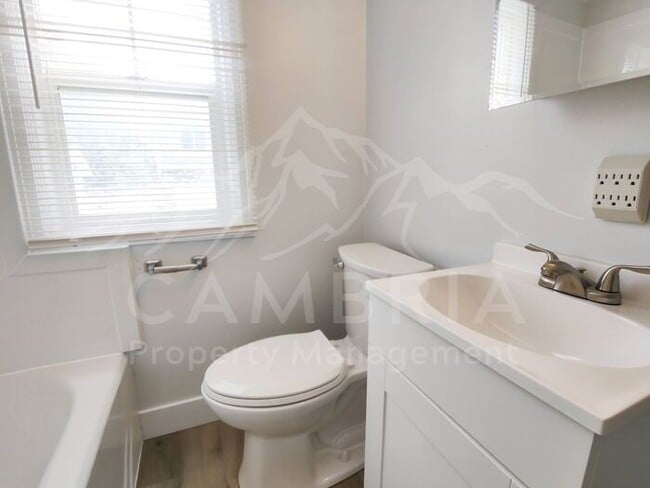 Building Photo - Updated Duplex Available in Salt Lake City