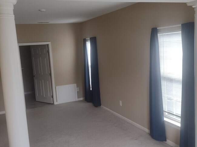 Building Photo - 812 Long Dr