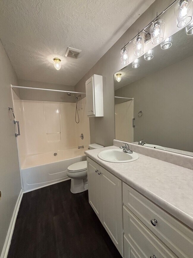 Building Photo - AVAILABLE NOW- LOW MAINTENANCE, MOVE-IN READY PATIO HOME IN NE COLUMBIA!!