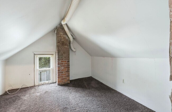 Building Photo - 3-Bed, 2-Bath Home with Large Kitchen & De...