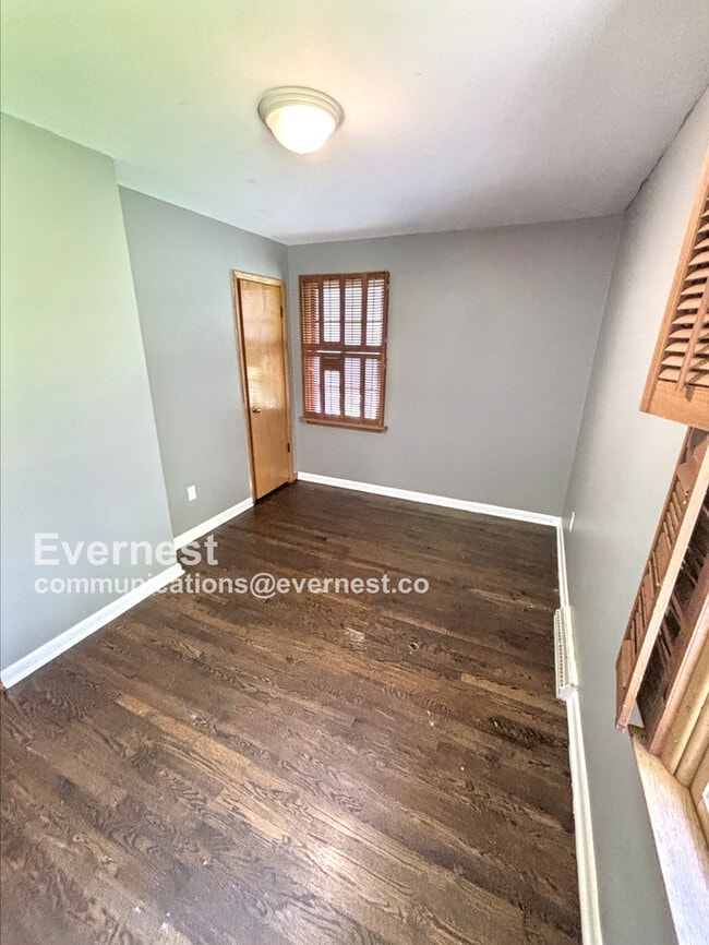 Building Photo - 1142 Maple Ave