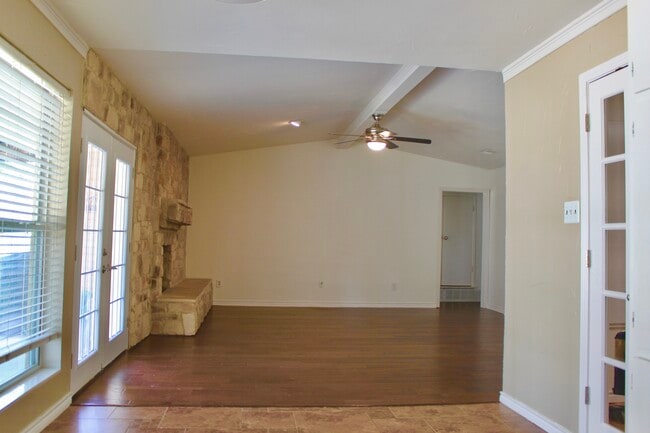 Building Photo - 2120 Mountainview Dr