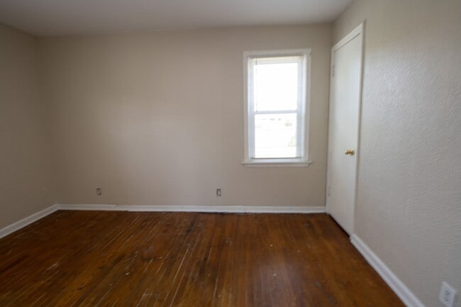 Building Photo - 2 bed 1 bath w loft