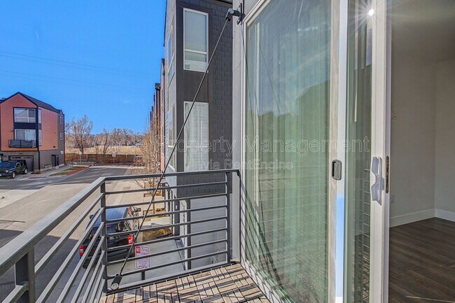 Building Photo - 5651 W 11th Pl