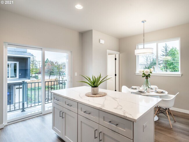 Building Photo - Detached Townhouse, 3br 3.5bth, Built 2022, Gorgeous upgrades