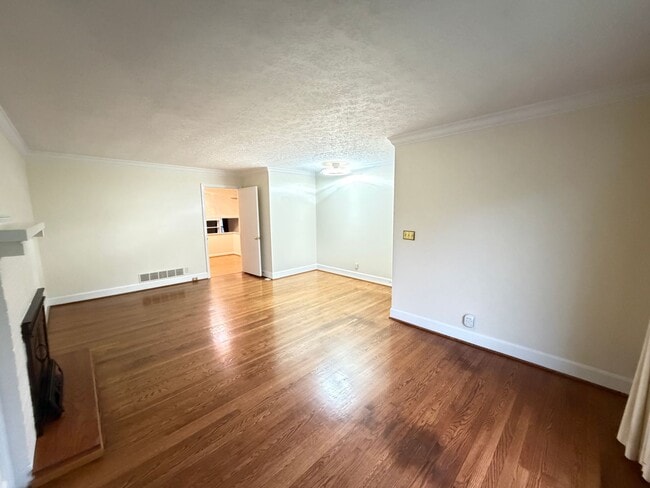 Building Photo - Lovely 4 Bedroom and 3 Bath House!