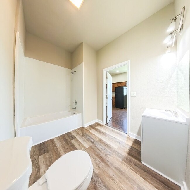 Building Photo - Newly updated 2 bedroom 1 bathroom