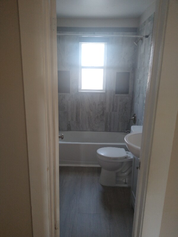 Building Photo - 905 E Osborne Ave