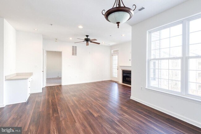 Building Photo - 400 Symphony Cir