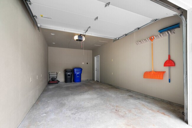 Building Photo - 733 W 4th St