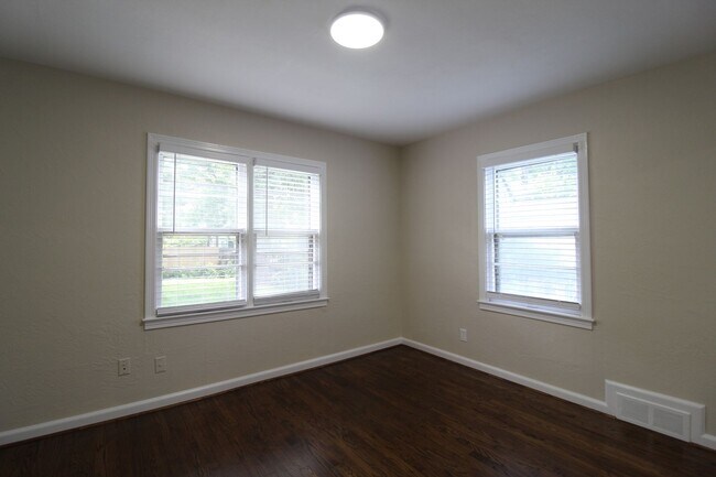Building Photo - 2 Bedroom 1 Bath Home In Mission