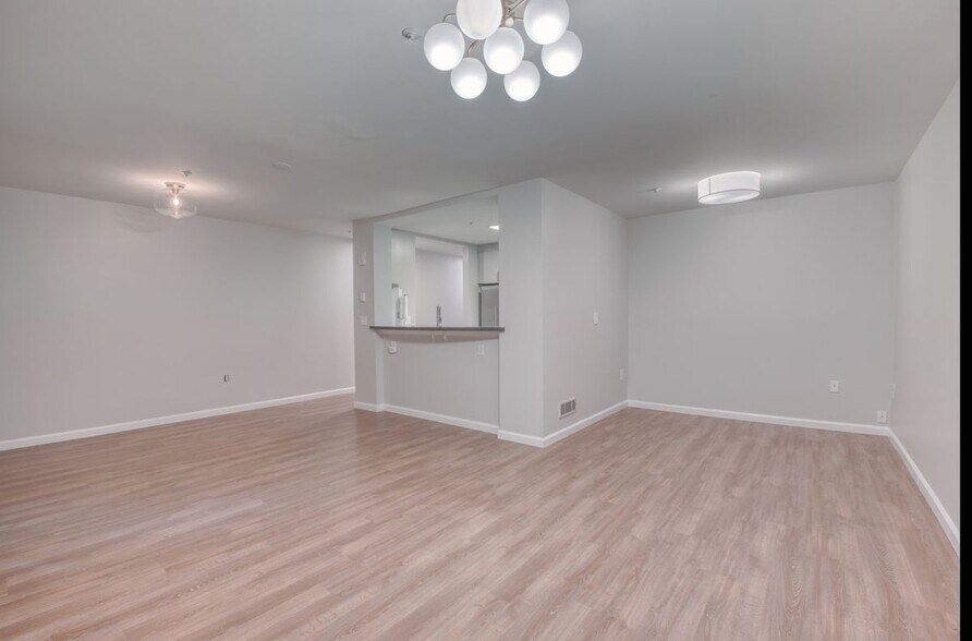 Building Photo - 650 Chestnut St