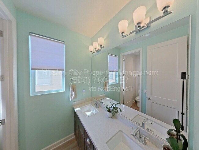 Building Photo - 6620 Calle Koral