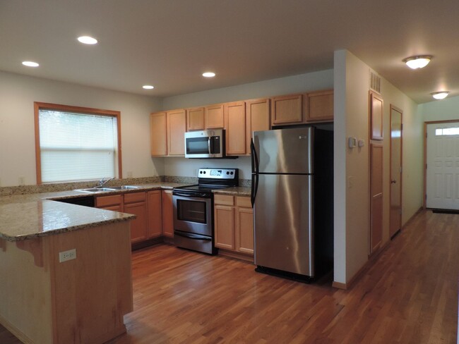 Building Photo - Pet Friendly 3 Bdrm Townhouse with Lock-of...