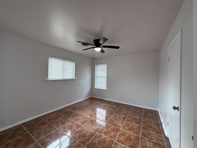 Building Photo - 4926 Calvin Dr