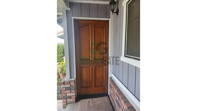 Building Photo - NOW AVAILABLE! Make this spacious 4 bedroo...