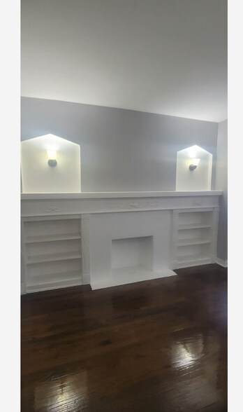 Primary Photo - 8043 S Maryland Ave