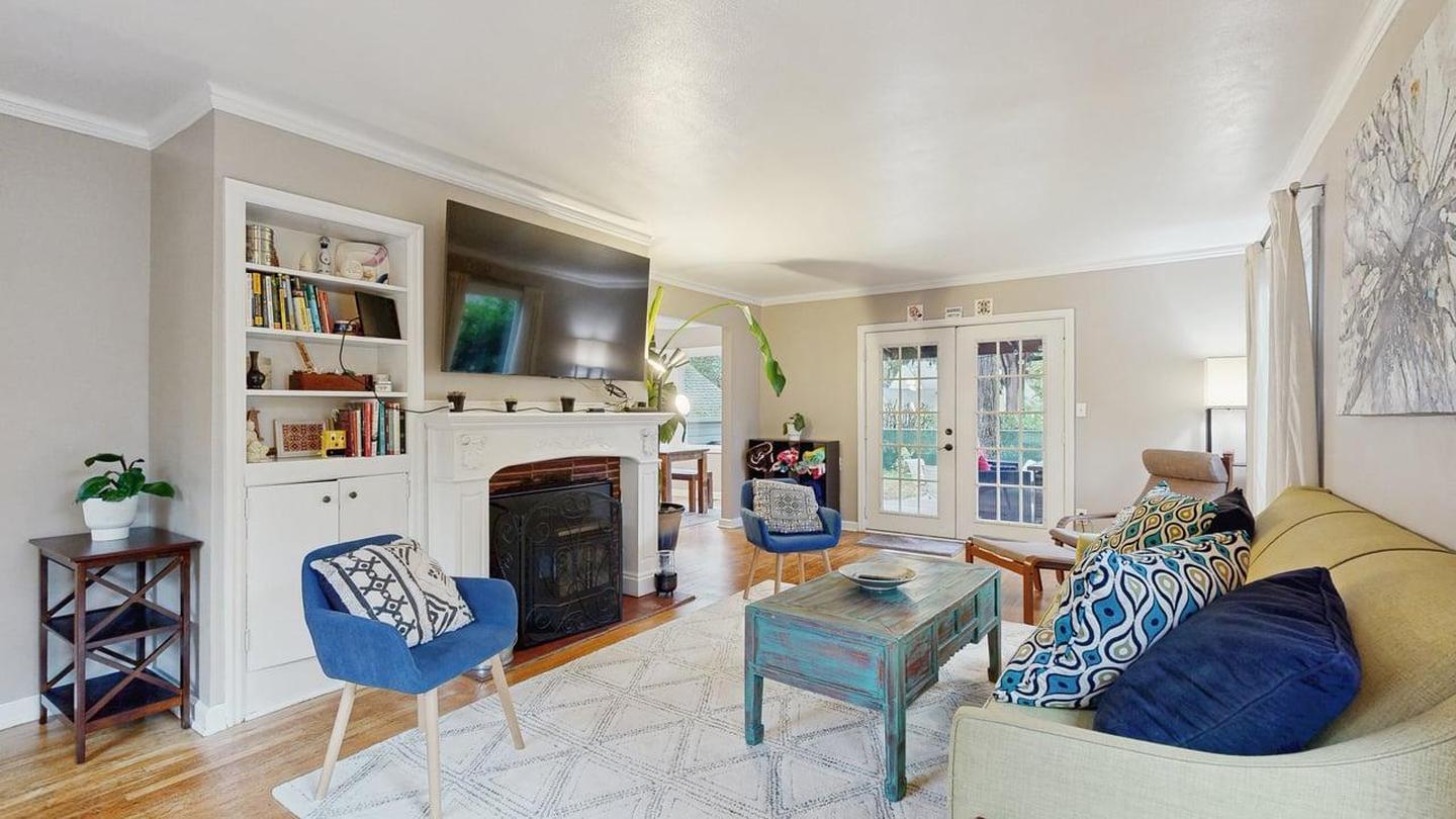 Building Photo - Cozy home with fenced yard and hot tub in NE Portland