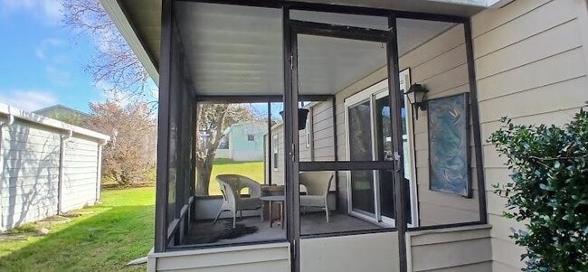 Building Photo - 1725 Hilton Head Blvd