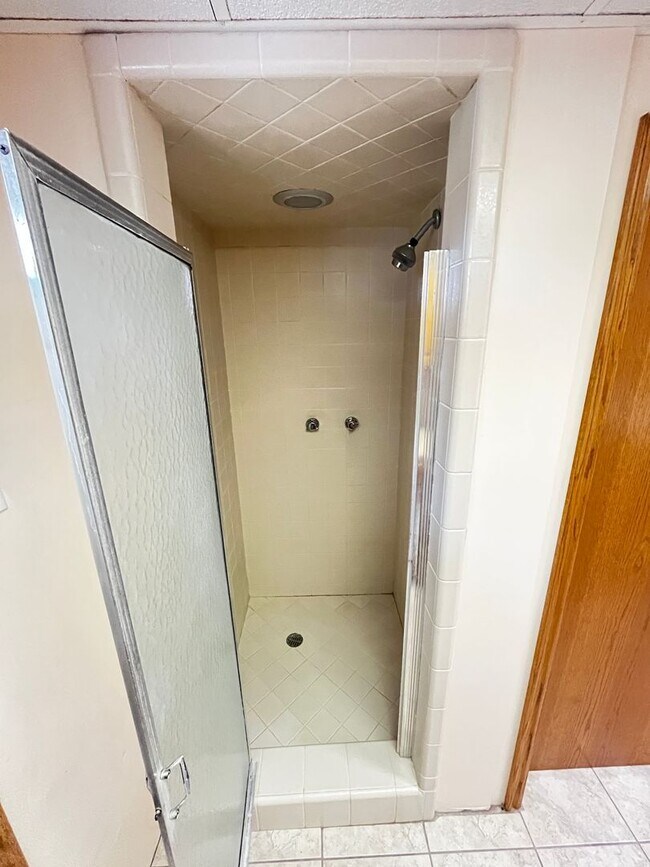 Building Photo - Beautiful 6 Bedroom/4 Bathroom in Centerville