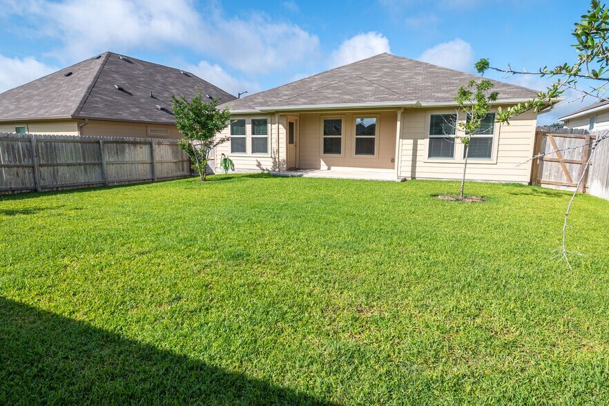 Building Photo - Beautiful 3 Bed/2 Bath Smart Home! Available for Immediate Move in!
