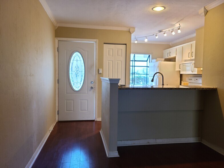 Building Photo - 6124 SW 8th Pl