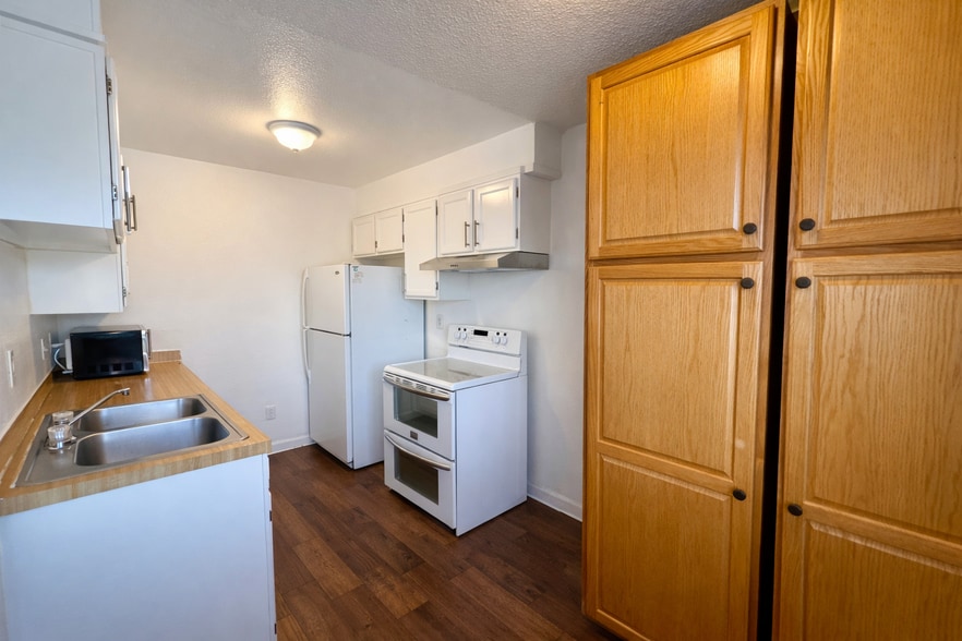 Building Photo - 1990 Eagle St