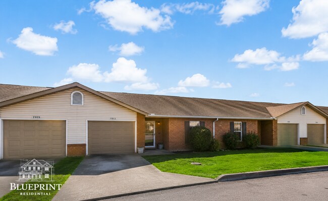 Building Photo - Great condo coming soon! Available 8/21