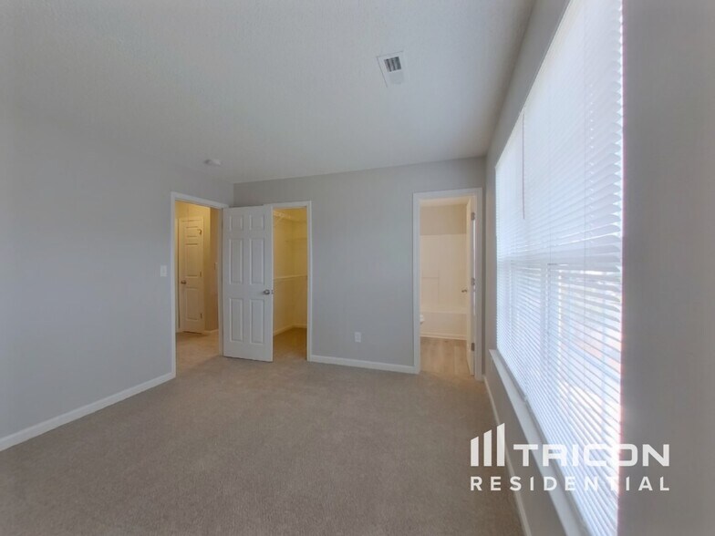 Building Photo - 11542 Stewarts Crossing Dr
