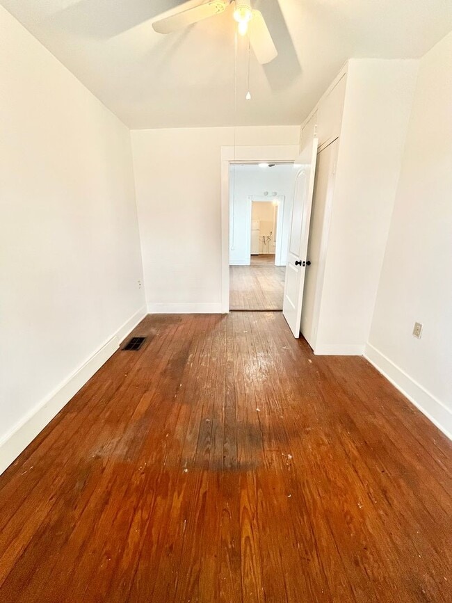 Building Photo - 2 Bedroom. 1 bath near Beechmont Area