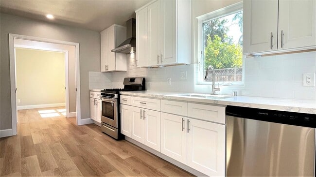 Building Photo - 3BD/2BA - Stylish Home Near Valley Fair Ma...