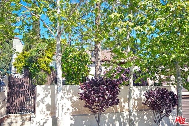 Building Photo - 2667 Lake View Terrace E