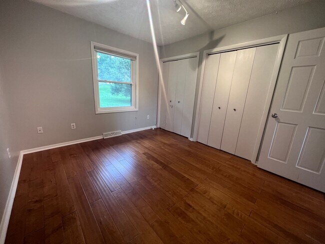 Building Photo - 1795 Forest Lake Dr SE