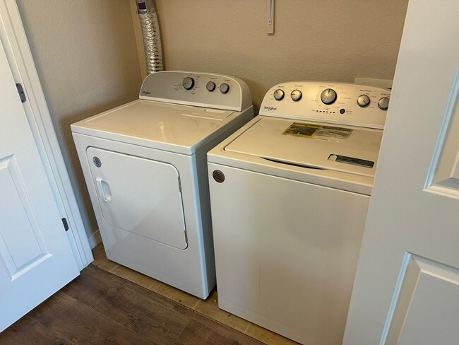 Building Photo - Updated upper floor condo with great south...