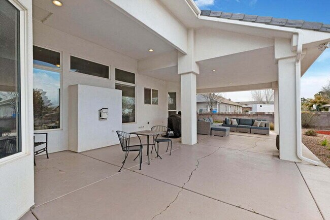 Building Photo - Spacious 5 bed 3 bath with large back yard.