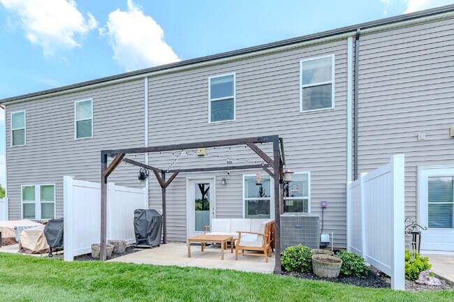 Building Photo - 3/2.5 Townhome w/ Garage. Great Location!