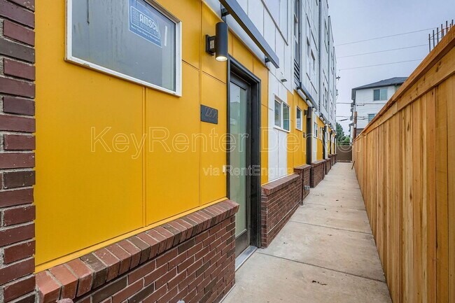 Building Photo - 2208 S Albion St